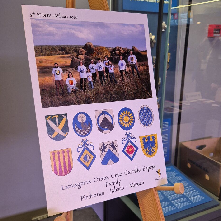 [Escudo de sinople, dos sierras de dos manos en sotuer, la que est� puesta en banda de plata, encabada de oro, la que est� puesta en barra de oro, encabada de plata, en jefe una azuela de oro, encabada de plata]; [Escudo de azur, en jefe una luna figurada de plata, en punta un creciente ajedrezado de sable y plata; brochante sobre el todo una loba aullante, sentada en el creciente al natural, armada y ubres de gules]; [Escudo de plata, un cabrio de sable y un ur�boros de azur, armado y lampasado de sable, entrelazados]; [Escudo de azur, un sol, radiante de diecis�is espigas de trigo todo de oro]; [Escudo de azur sembrado de estrellas de siete puntas, huecas y entrelazadas de plata, unidas por las puntas; una filiera de plata]; [Escudo de oro, cuatro campanarios movientes de la punta de gules, aclarados de oro]; [Escudo de oro, un sol partido de azur y plata, sus rayos de azur; una bordura de azur]; [Escudo de plata mazonado de sable, un cabrio de azur, en jefe un lobo y una loba afrontados de sable]; [Escudo de plata, una multi-rosa, que es una rosa cargada de diez rosas unidas en orla todas de rosa, barbadas de sinople, botonadas de oro; una bordura de azur]; y [Escudo de oro, un �guila de azur].