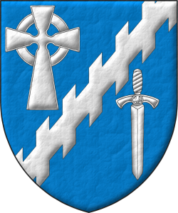 Escudo de azur, una barra ecotada acompaada, en la diestra del jefe, de una cruz celta y, en la siniestra de la punta, de una espada bajada todo de plata.