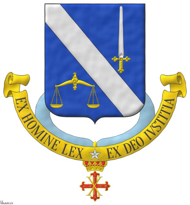 Escudo de azur, una banda de plata, acompa�ada en jefe de una espada alzada de plata, guarnecida de oro, y en punta de una balanza de oro. Lema: �Ex Homine Lex, Ex Deo Iustitia� de sable, sobre una filacteria de oro cargada en su centro de una estrella de cinco puntas de plata, radiante de treinta rayos de oro. Pendiente de la punta del escudo la cruz de caballero de m�tiro de la Orden Constantiniana.