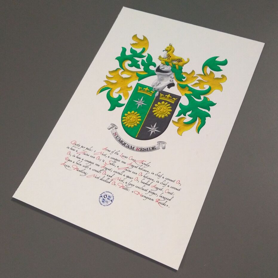 Escudo partido: 1o de sinople, una rosa de los vientos de plata, acompa�ada en jefe de una corona antigua y en punta de un sol ta�no ambos de oro; 2o de sable, un sol ta�no de oro, acompa�ado en jefe de una corona antigua de oro y en punta de una rosa de los vientos de plata; brochante sobre la partici�n una lanza de plata, fustada de oro. Timbrado de un yelmo, adornado de dos lambrequines de sinople doblados de oro, un burelete de oro y sinople, cimado de un lince tumbado al natural, lampasado de azur. Lema: �Numquam reside�.