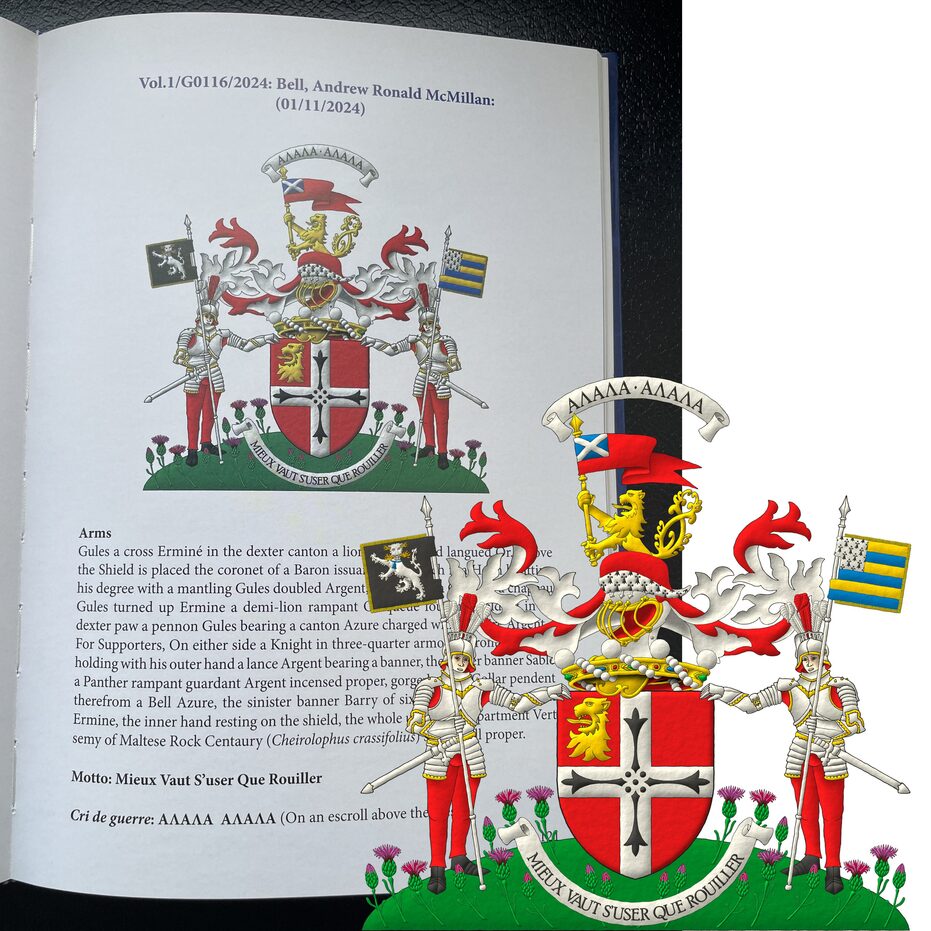 Escudo de gules, una cruz de plata cargada de cuatro colas de armi�o unidas en cruz, en la diestra del jefe una cabeza de le�n arrancada de oro. Timbrado de un yelmo acorde con su rango saliente de una corona de bar�n sumada al escudo y adornado de dos lambrequines de gules doblados de plata, una gorra de gules forrada de armi�os, cimada de un le�n saliente, horquillado de oro, teniendo un gallardete de gules, con un cant�n de azur, cargado con un sotuer de plata. Grito de guerra sobre la cimera: �&Alpha;&Lambda;&Alpha;&Lambda;&Alpha; � &Alpha;&Lambda;&Alpha;&Lambda;&Alpha;�. Lema: �Mieux vaut s�user que rouiller�. Soportes: A cada lado un caballero de frente, en armadura de tres cuartos al natural, cada uno sosteniendo con su mano exterior una lanza de plata con un pend�n, el diestro de sable, una pantera rampante guardante de plata, llameante de oro, acollarada con una campana pendiente de azur; el siniestro fajado de seis piezas de oro y azur, un cant�n de armi�os, terrazado de sinople, sembrado de Cheirolophus crassifolius al natural.