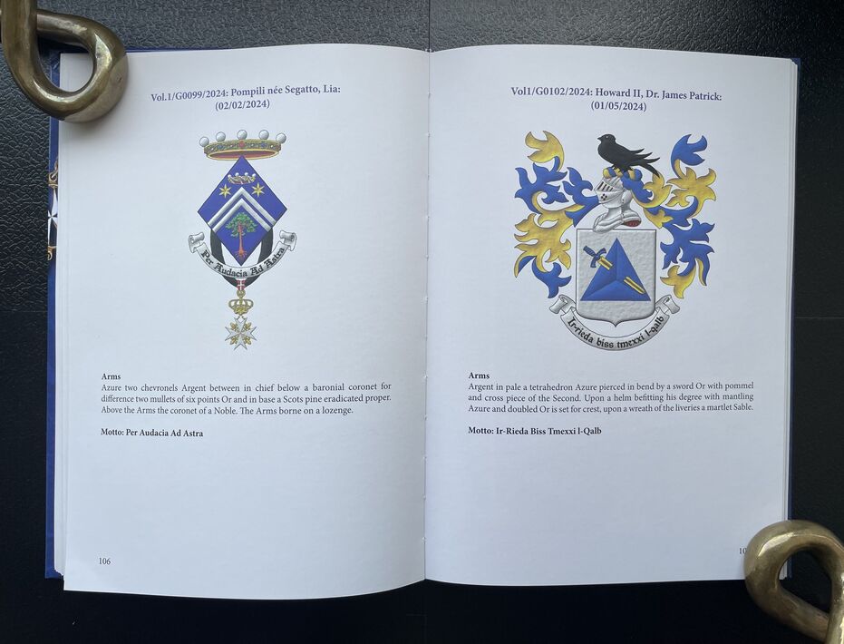 Doble p�gina 106-107 del libro con dos escudos de armas pintados por m�.