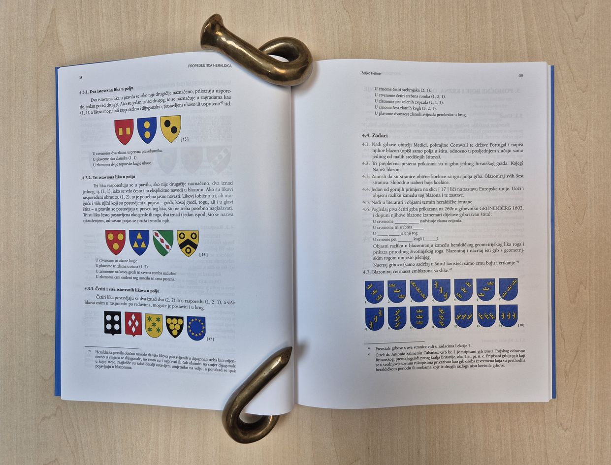 P�ginas 38-39 del libro, mostrando algunos escudos pintados por Antonio Salmer�n Caba�as