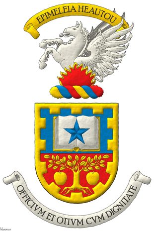 Escudo cortado: 1o de azur, un libro abierto de oro, hojado de plata, cargado de una estrella de azur; 2o de gules, un �rbol arrancado, acompa�ado de dos manzanas todo de oro; una filiera almenada de oro. Timbrado de un burelete de oro, azur y gules; cimado de un pegaso rampante de plata, naciente de llamas de gules, perfiladas de oro. Grito de guerra sobre la cimera: �Epimeleia Heautou�. Lema: �Officivm et Otivm Cvm Dignitate�.