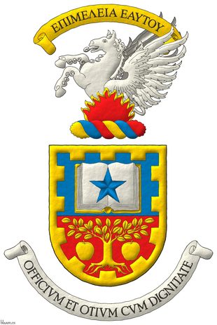 Escudo cortado: 1o de azur, un libro abierto de oro, hojado de plata, cargado de una estrella de azur; 2o de gules, un �rbol arrancado, acompa�ado de dos manzanas todo de oro; una filiera almenada de oro. Timbrado de un burelete de oro, azur y gules; cimado de un pegaso rampante de plata, naciente de llamas de gules, perfiladas de oro. Grito de guerra sobre la cimera: �ΕΠΙΜΕΛΕΙΑ ΕΑΥΤΟΥ�. Lema: �Officivm et Otivm Cvm Dignitate�.