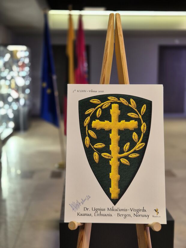 Escudo de sinople, una cruz latina ecotada, de cuyo flanco siniestro nace una rama hojada que rodea la cruz por su parte superior hasta enlazarse sobre su nacimiento, toda de oro.