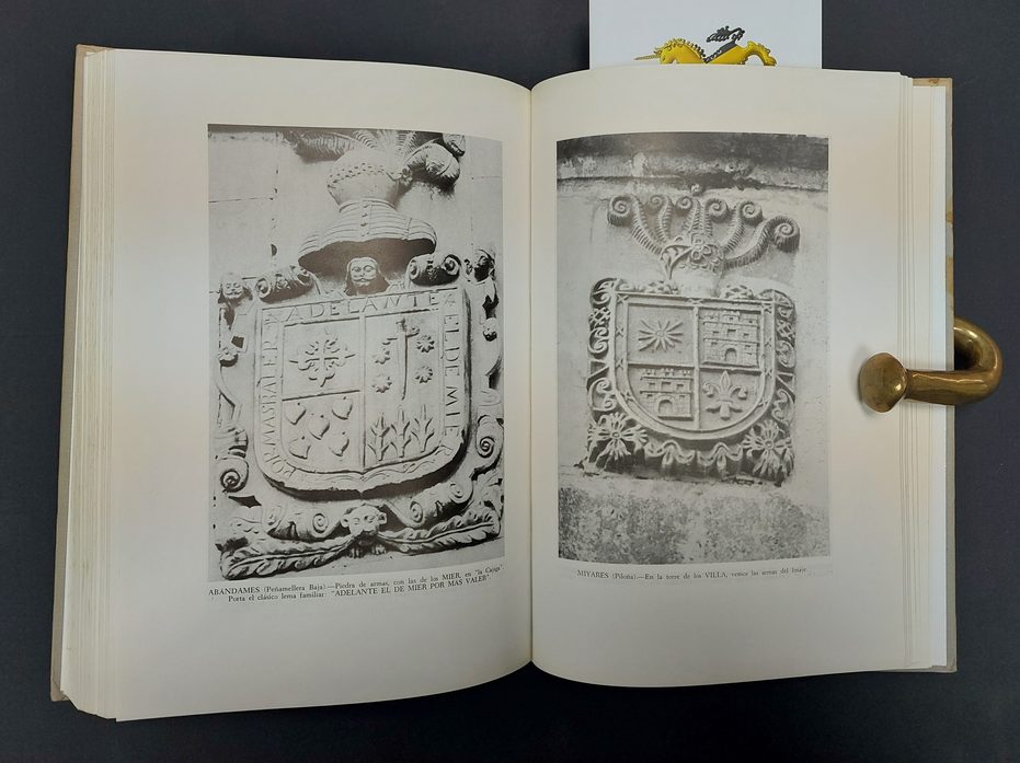 Illustration of a coat of arms in the 1994 facsimile edition.